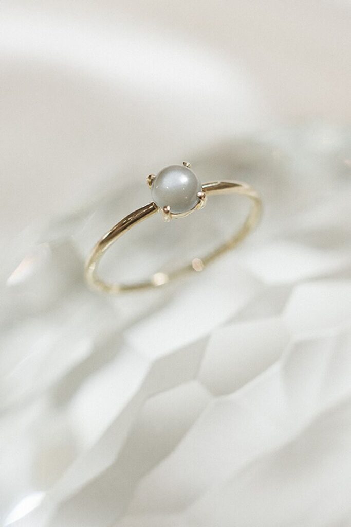 Labradorith Ring mit Krappenfassung in 585 Gelbgold