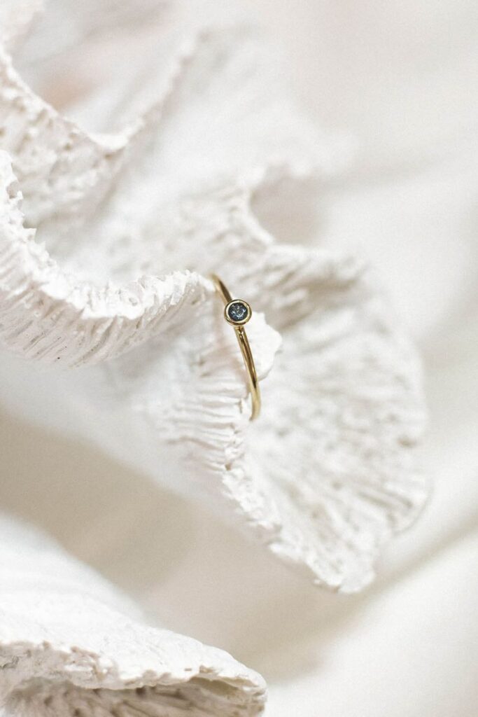 Single Brillant Ring Blau 0,05 ct in 585 Gelbgold