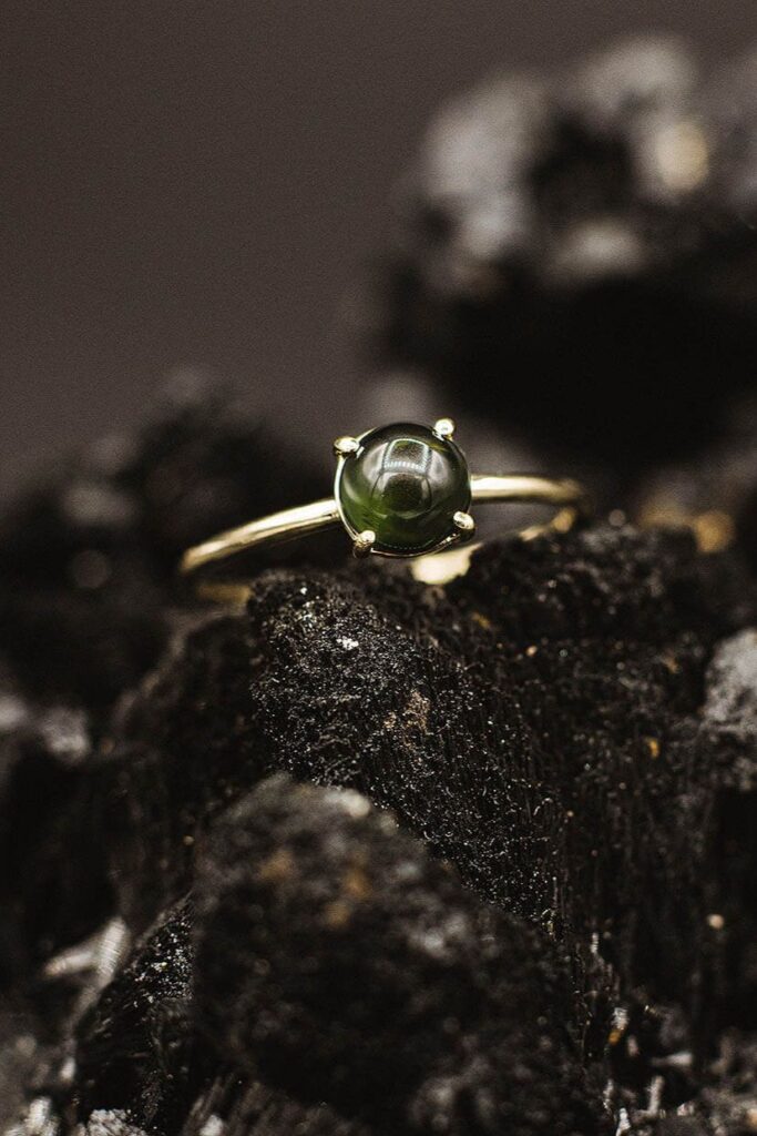 Turmalin Ring in Dunkelgrün und mit Krappenfassung