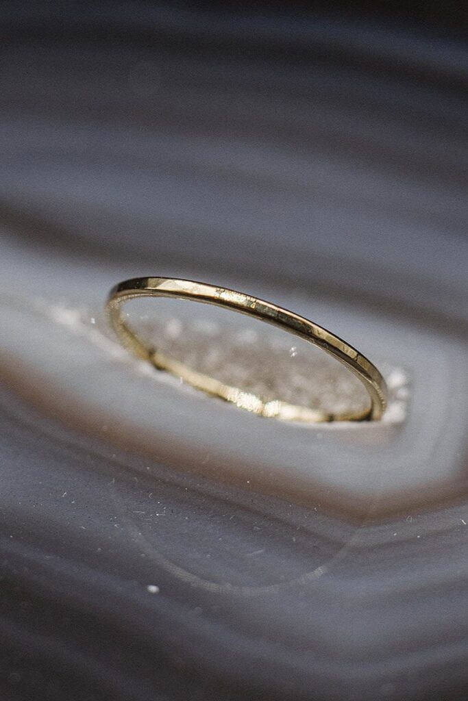 Zarter Hammerschlag Ring in 585 Gelbgold