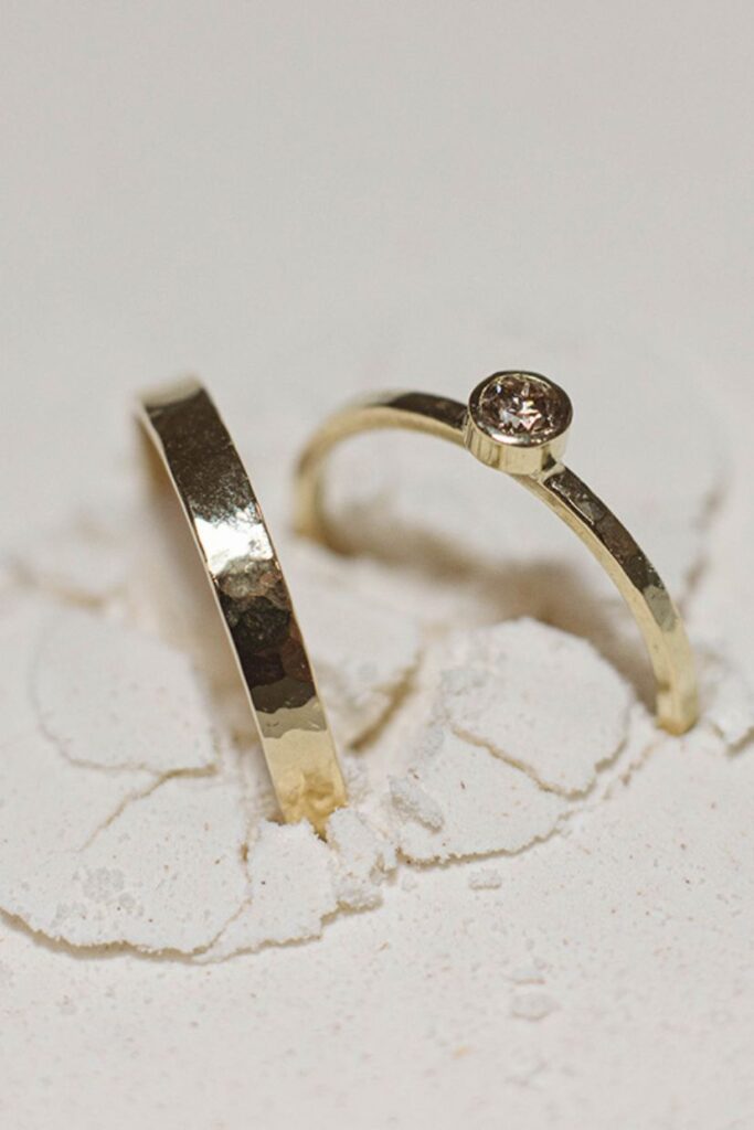 Hammered Brillant Ring, braun, 0,10 ct in 585 Gelbgold