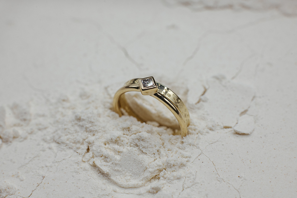 Goldcircus-Jewelry-585Gelbgold-flacher-Goldring-Sparkle-Sterne-1