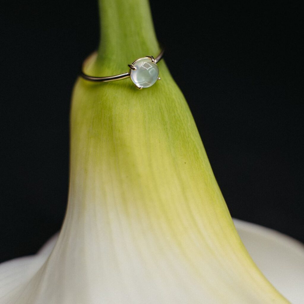 Ideen für Muttertagsgeschenke Foto von einem Ring auf einer Blume