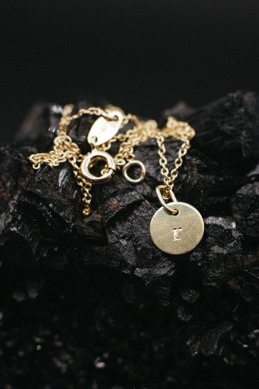 Little Letter Plate Halskette in Gelbgold