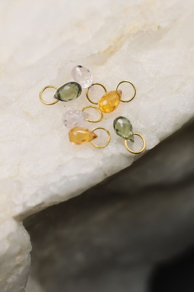 Tiny Saphir Anhänger in verschiedenen Farben