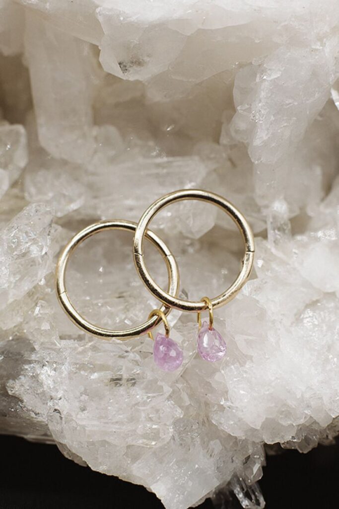 Goldcircus Mini Pure Creolen mit pinkem Saphir-Anhänger in 585 Gelbgold